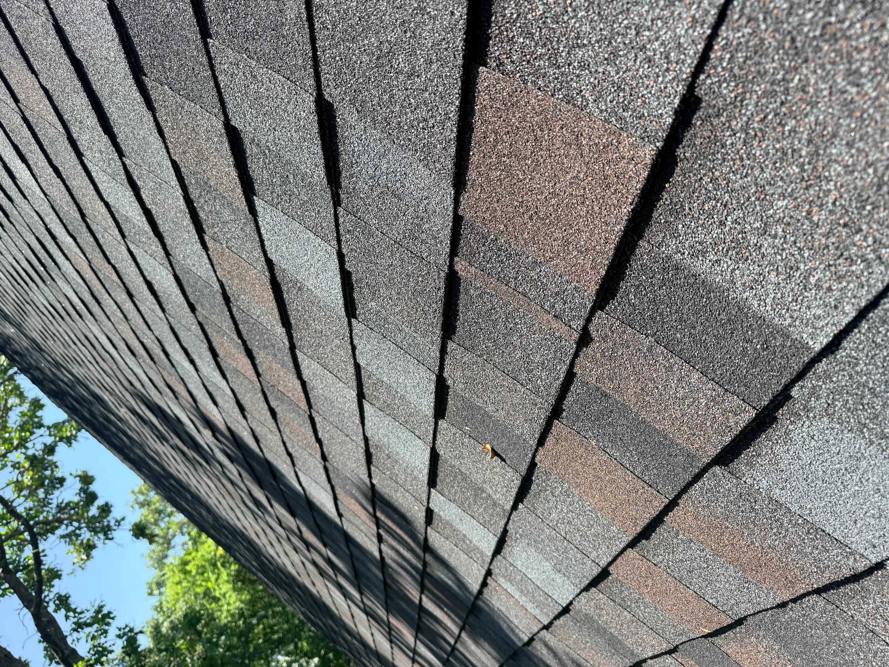 Architectural asphalt shingles with dimensional layering and multi-toned gray-brown coloring